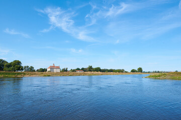 An der Elbe bei Mauken mit Schloss Pretzsch in Sachsen-Anhalt	