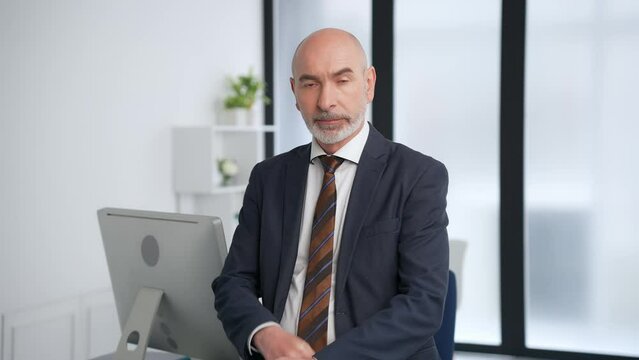 オフィスで腕組みする笑顔の外国人男性