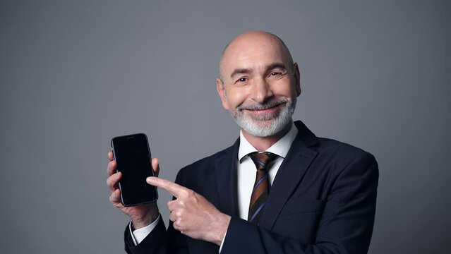 スマホ画面を見せる外国人男性