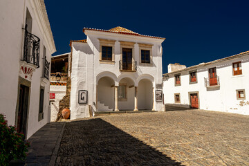 Typowe białe zabudowania dla miasteczka Monsaraz, region Alentejo w Portugali.  © Aneta