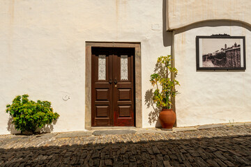 Fototapeta na wymiar Typowe białe zabudowania dla miasteczka Monsaraz, region Alentejo w Portugali. 