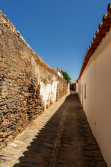 Jedna z wąskich kamiennych uliczek w Monsaraz, Portugalia. 