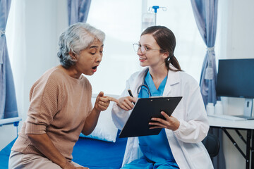 Obraz premium Female doctor examined patient health peace of mind. Basic procedure for general examination, Medical history taking, Physical examination, Blood test. stomach disease, hypertension, osteoporosis