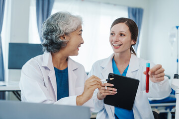 Obraz premium Health care researchers working in life science laboratory, Teaching in labs - Requiring students to record their laboratory methods and results as a running record of their laboratory work.