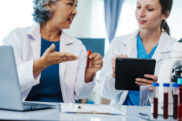 Obraz premium Health care researchers working in life science laboratory, Teaching in labs - Requiring students to record their laboratory methods and results as a running record of their laboratory work.