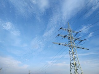Strommast blauer Himmel, Ökostrom, Stromleitung