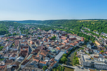 Fototapeta na wymiar Panorama-Blick über die Altstadt von Eichstätt in Oberbayern ins Altmühltal