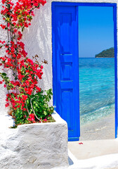 Fototapeta na wymiar Traditional architecture of Oia village on Santorini island, Greece