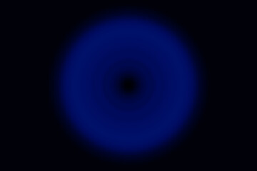 Ring mit blauem Farbverlauf und schwarzem Mittelpunkt; spirituelle, beruhigende Wirkung; auf dunklem Hintergrund