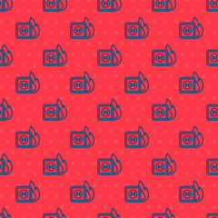 Naklejka premium Blue line Electric wiring of socket in fire icon isolated seamless pattern on red background. Electrical safety concept. Plug outlet on fire. Vector