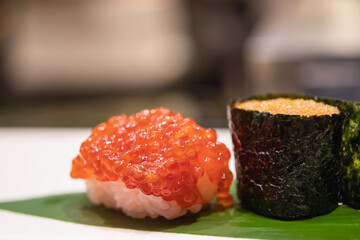 筋子の握り寿司と、氷下魚の卵の軍艦巻き寿司。