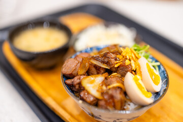 Grill beef meat rice bowl