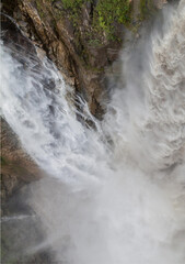 La Puissance des Chutes d'Eau : Dessin d'une cascade imposante utilisant une vitesse lente pour montrer le mouvement de l'eau.
Crédits : 
- Créative Pictures
- Microsoft Designer