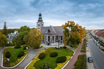 Kościół św. Andrzeja Boboli w Miliczu jesienią, z lotu ptaka.