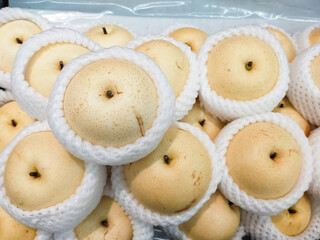 Chinese pears lined up on stalls in department stores or supermarkets.