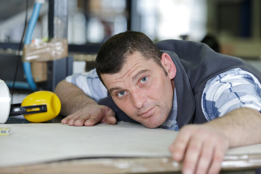 man controlling hydraulic press machine for cutting steel