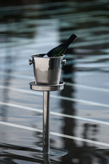 Obraz premium Cold champagne bottle in ice bucket in the swimming pool 