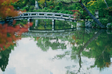 Naklejka premium 永観堂の庭園の橋