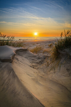 Weg zwischen den D&uuml;nen f&uuml;hrt zum Strand bei Sonnenuntergang