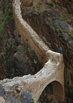 The Shaharah bridge, in Yemen, was built to fight the turkish invaders in the XVIIth century; The legend says that the local people can remove the bridge in a few minutes in case of imminent danger;