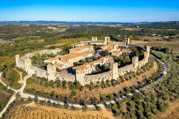 Obraz premium Beautiul aerial view of Monteriggioni, Tuscany medieval town on the hill. Tuscan scenic landscape vista with ancient walled city Monteriggioni, Italy.