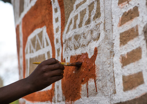 Ethiopia, Kembata, Alaba Kuito, man painting the wall of a traditional ethiopian house