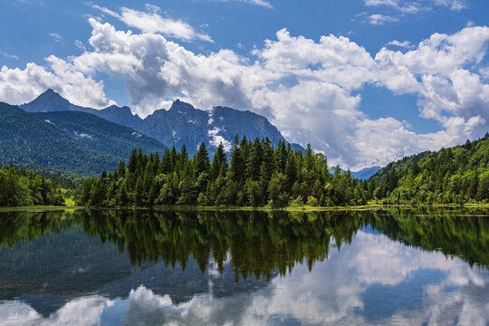 Der Isarstausee bei Kr&uuml;n in Bayern