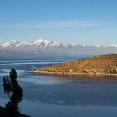 Costa y muelle en la Isla del Sol en La Paz, Bolivia