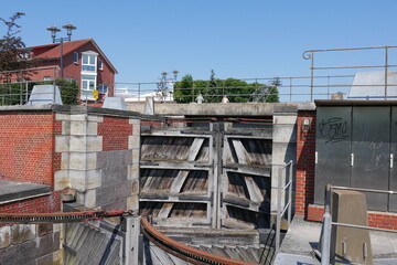 Fototapeta na wymiar Schleuse am Stadthafen in Stade