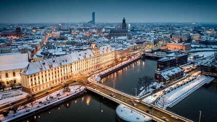 Wrocław zimą - zdjęcie Odry, Uniwersytetu i Mariny Topacz z lotu ptaka.