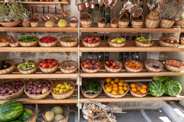 Obst und Gemüseauslage in Körben Geschäft in Filoti - 627802775