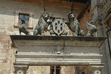 Simbolo medievale della città di Montepulciano  . Sulla fontana nella  piazza centrale 