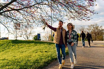 Obraz premium tourists exploring the city and enjoying nice weather on their vacation