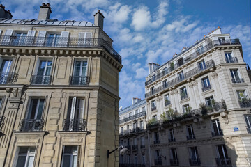 Fototapeta na wymiar Paris, beautiful building rue de Madrid, in the 8e arrondissement, a luxury district 