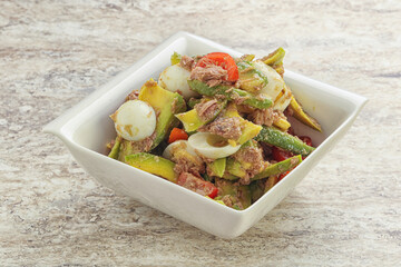 Salad with tuna and avocado