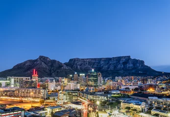 Crédence de cuisine en verre imprimé Montagne de la Table Wide angle shot of Cape town City buildings and streets lit up at night with the table mountain in the background, Cape Town, South Africa