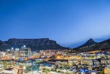 Cercles muraux Montagne de la Table Panorama shot of Cape Town city illuminated buildings with the table mountain and Lion's Head in the background, Cape Town, South Africa