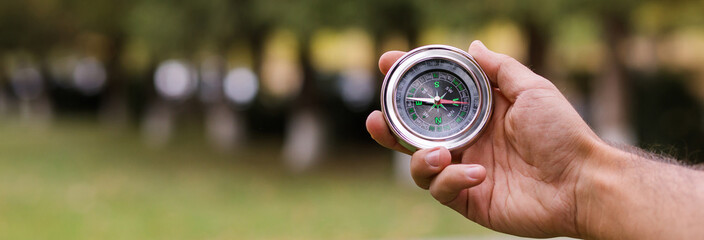 man hand compass in nature © Daniel