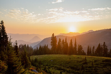 Fototapeta na wymiar Mountain sunset, Mount Rainier National Park, Washington
