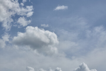 Obraz premium Cumulus clouds against a light blue sky with a clear fiber structure.