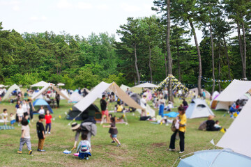 広場にタープを張った公園、イベント、キャンプ