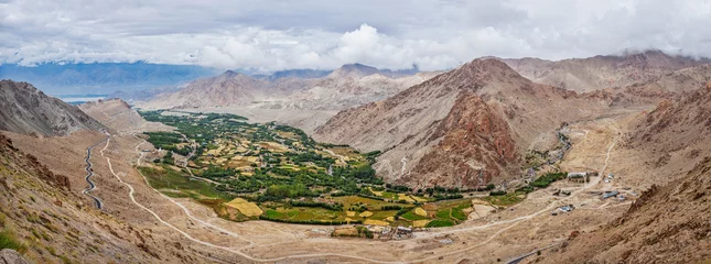 Selbstklebende Fototapete Himalaya Panorama of green Indus valley from ascend to Kardung La pass - allegedly the highest motorable pass in the world (5602 m). Ladakh, India