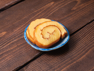 甘い味付けの伊達巻。卵と魚のすり身を混ぜて焼いて巻いた卵焼き。