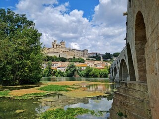 Point de vue sur la ville de Béziers dans l'hérault dans le sud de la France - 627939747
