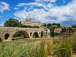 Point de vue sur la ville de Béziers dans l'hérault dans le sud de la France - 627939783