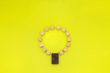中央の棒からウッドキューブの輪が広がる黄緑色の背景