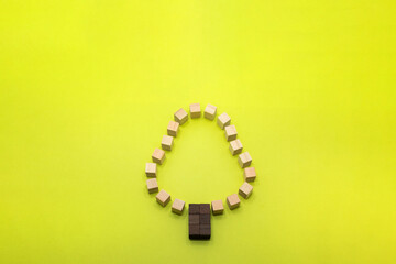 段がある樹木の形をした立体的なウッドキューブのフレームの緑の背景