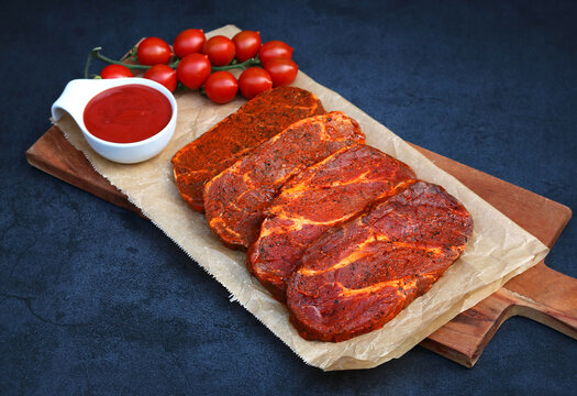 Schweinesteak mit Tomaten und Ketchup.