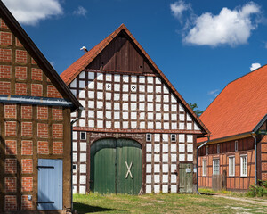 Storch auf Bauernhaus Wendland sonnig entzerrt