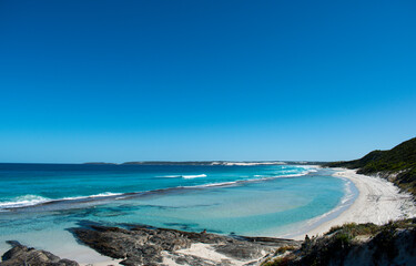 Fototapeta na wymiar Australia, breathtaking beach with its turquoise water called Eleven Mile Beach is located to the west of Esperance in Western Australia. On the lowest of tides you can walk right onto the reef.